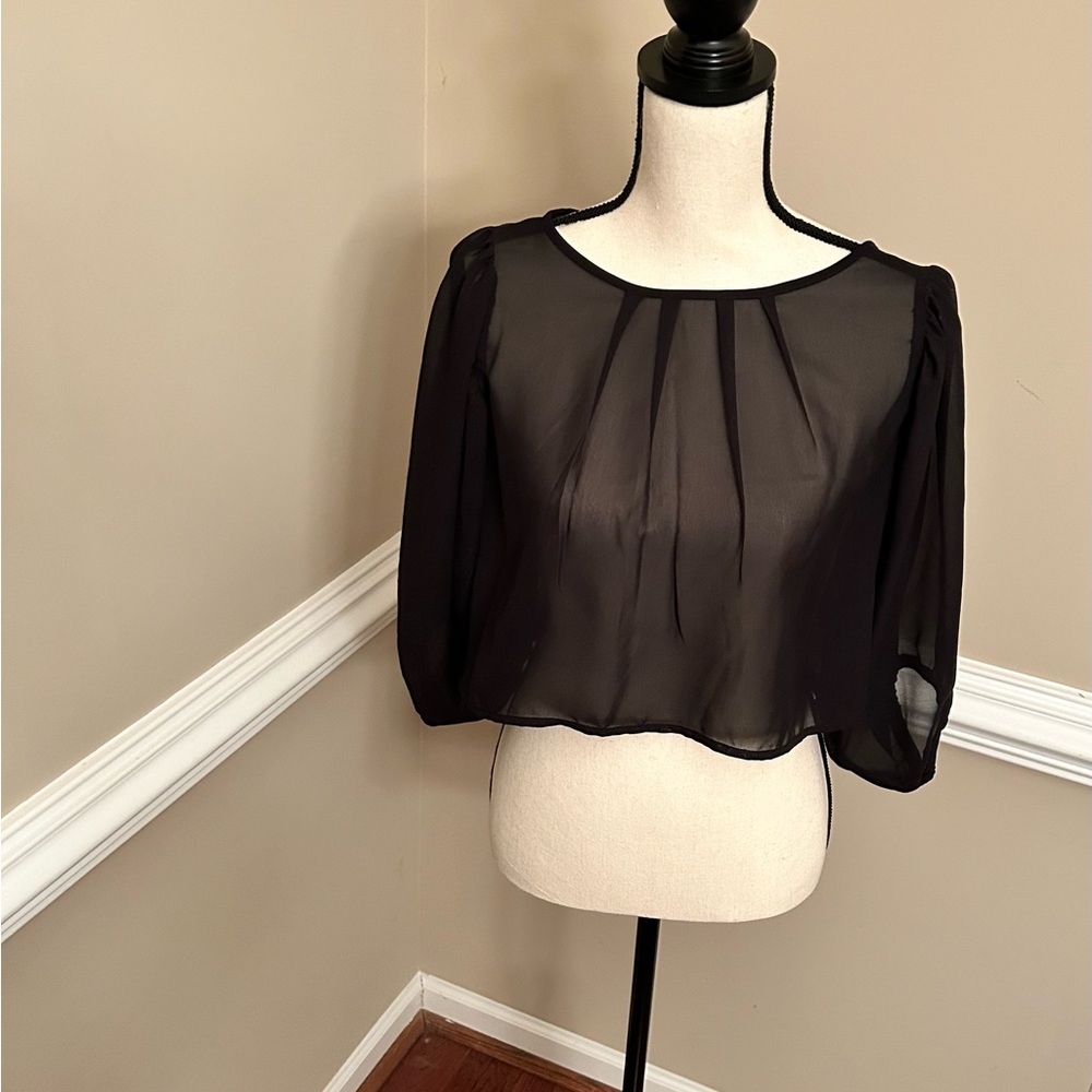 ALI & KRIS SHEER SHORT TOP SIZE S
